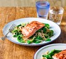 Wholemeal noodles with green peppers, leeks and salmon fillets