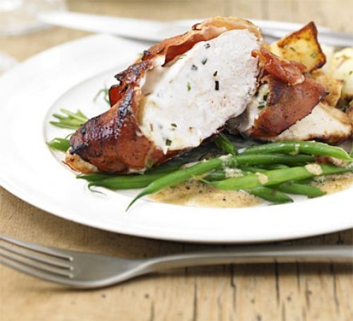 Mascarpone-stuffed breast wrapped in bacon, with vegetables